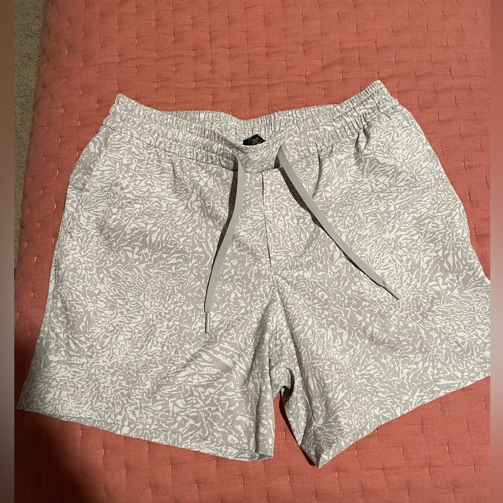 Men’s lululemon bowline shorts 5”